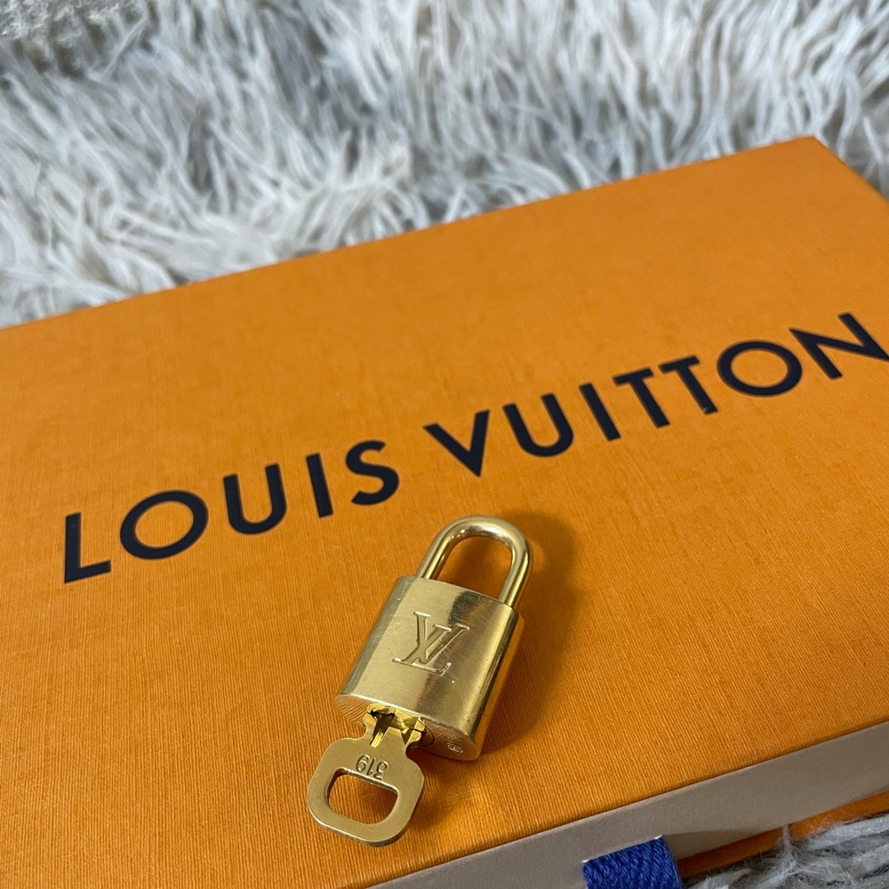 Louis Vuitton Gold Key and Card Holder used poor construction